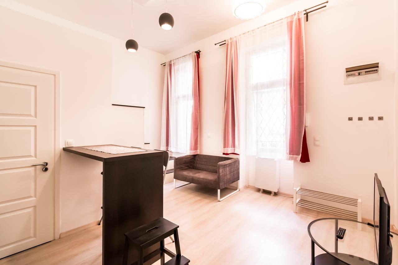 Mickey'S Flat Close To Budapest Whale Appartement Buitenkant foto