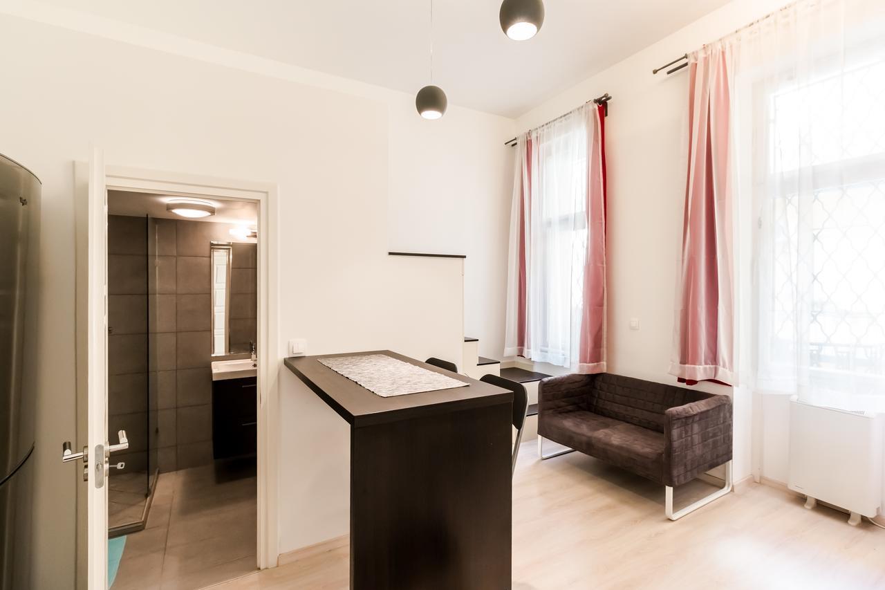 Mickey'S Flat Close To Budapest Whale Appartement Buitenkant foto